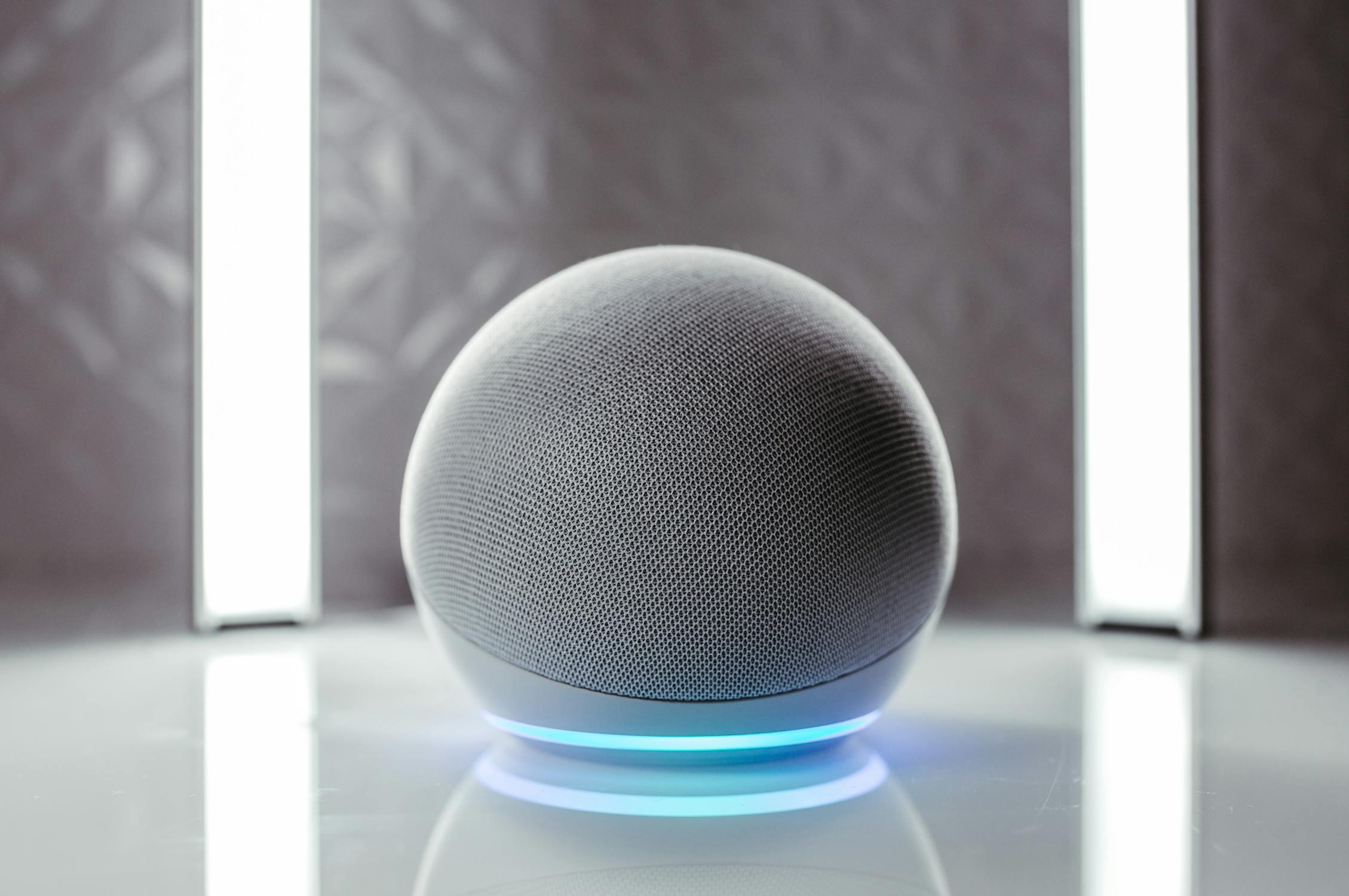 Alexa controlando casa inteligente por comando de voz