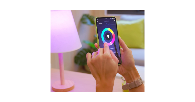 Lâmpada inteligente instalada em quarto moderno com controle remoto pelo celular