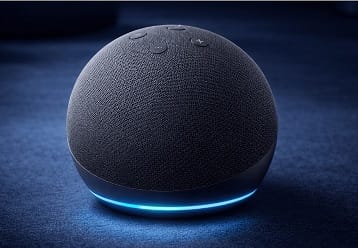 Echo Dot configurando rotina inteligente da Alexa em computador para automação de casa conectada em 2026