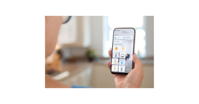 tomada inteligente smart plug Wi-Fi conectada com celular e Alexa em casa moderna