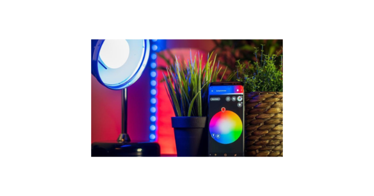 Lâmpada inteligente RGB controlada por Alexa em casa moderna automatizada