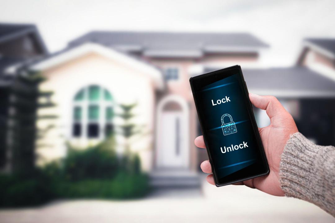 Aplicativo de celular mostrando câmera de segurança e controle de fechadura digital em sistema de casa inteligente