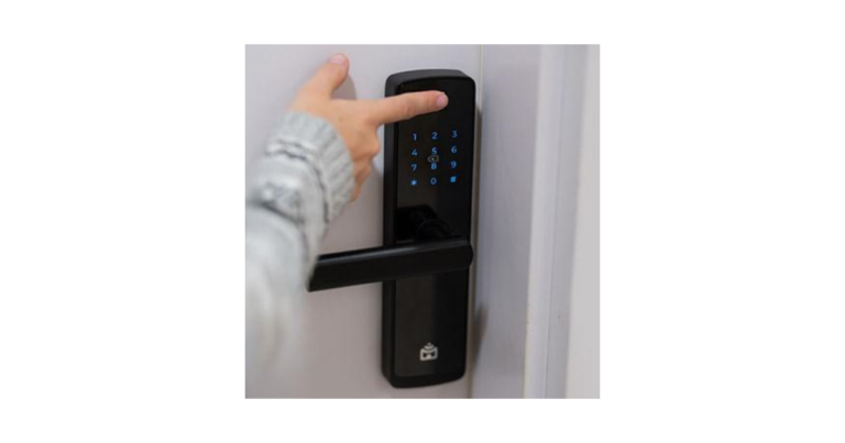 Casa inteligente moderna com dispositivos conectados como Alexa, fechadura digital, câmeras de segurança e automação residencial integrada para controle total da residência em 2026