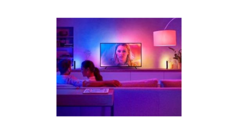 Sala moderna com iluminação inteligente RGB, automação residencial e cenas de luz controladas pela Alexa em casa inteligente