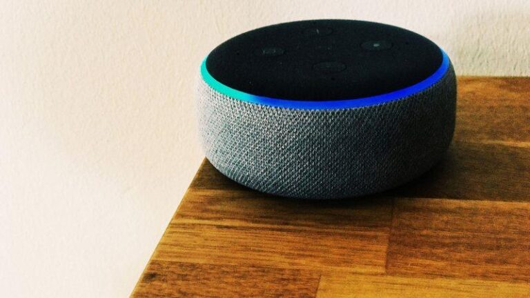 Echo Dot configurando rotinas da Alexa no PC para automação residencial em casa inteligente com dispositivos conectados em 2026.
