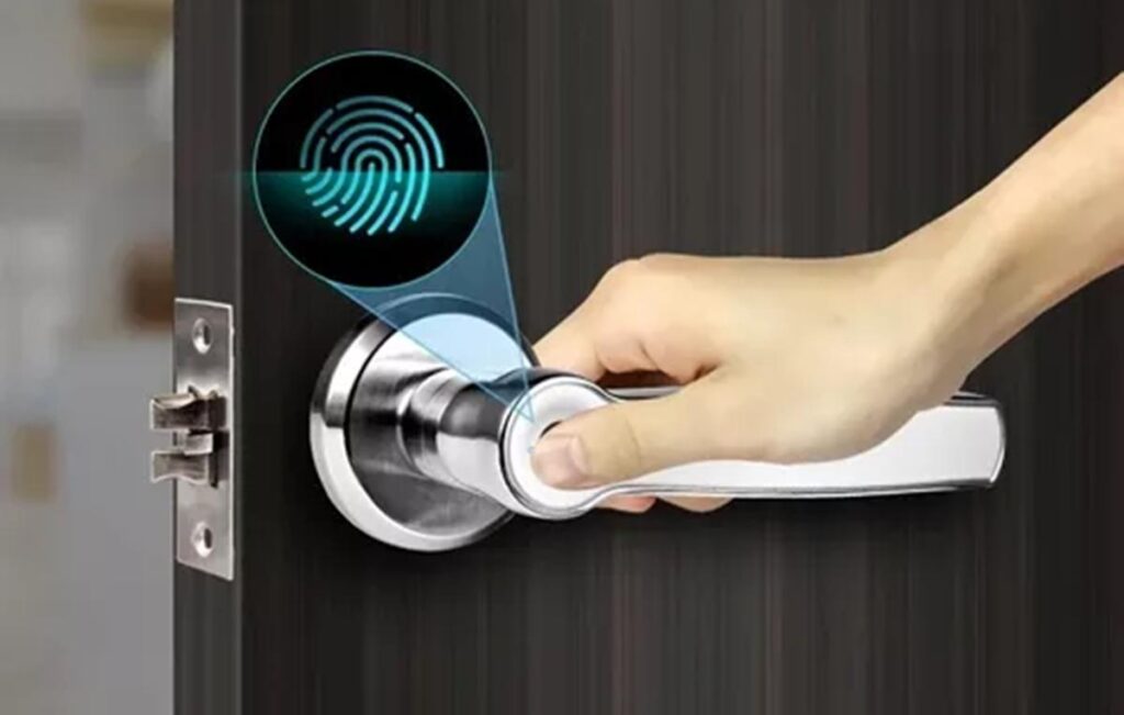 Smart lock em porta de apartamento mostrando tecnologia de fechadura digital com teclado touch e controle de acesso para segurança residencial moderna