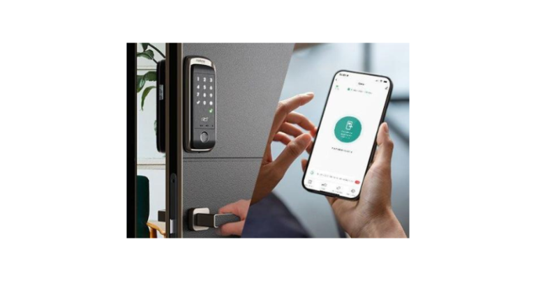 Fechadura digital Intelbras FR 101 instalada em porta residencial moderna com teclado touch iluminado para acesso por senha e segurança doméstica