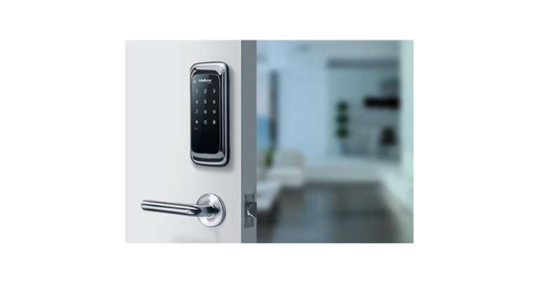 Fechadura digital Intelbras FR 101 instalada em porta residencial moderna mostrando segurança e tecnologia smart home