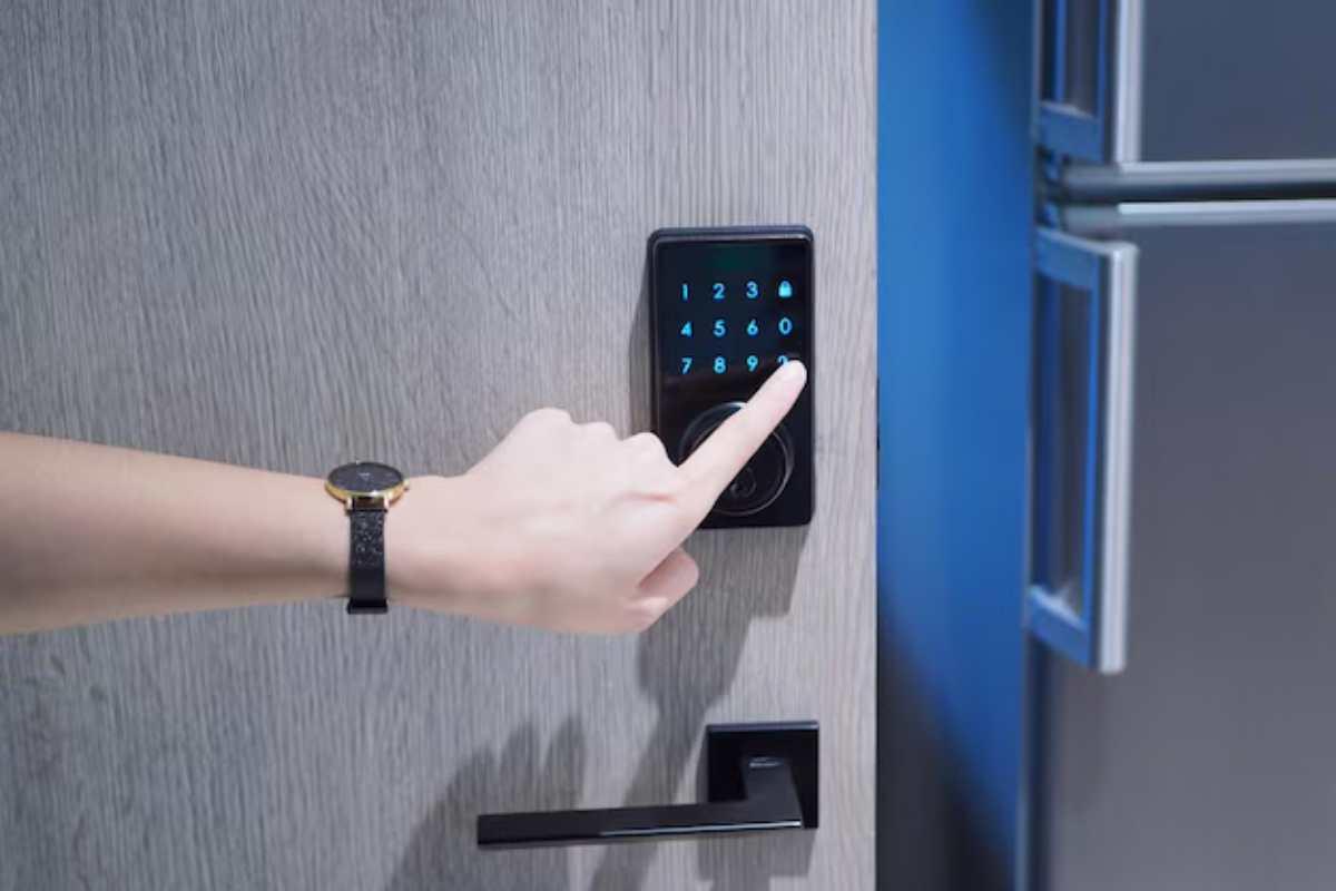 Fechadura digital moderna instalada em porta residencial mostrando segurança e tecnologia smart home em 2026