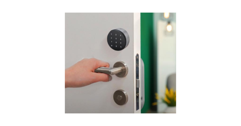 Fechadura digital inteligente instalada em porta residencial moderna, com sistema de segurança smart lock para casa inteligente, oferecendo acesso por senha e tecnologia de controle de entrada em 2026.