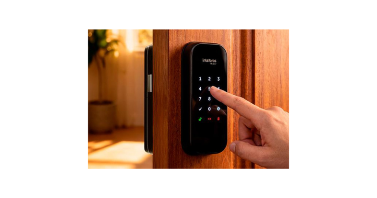 Fechadura digital Intelbras FR 101 instalada em porta residencial moderna com teclado touch screen para controle de acesso sem chave