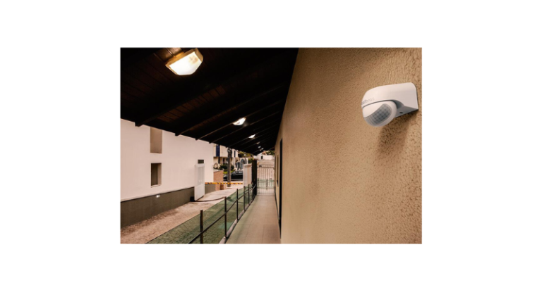 Sensor de presença em casa inteligente acionando iluminação automática em corredor moderno com automação residencial e economia de energia
