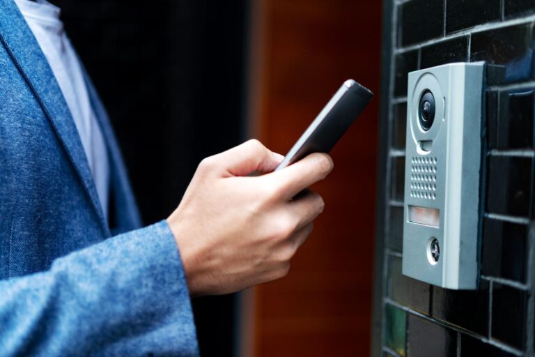 Sistema de segurança residencial com câmera Wi-Fi, fechadura digital e controle pelo celular