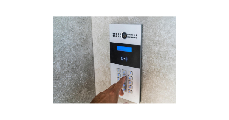 Sistema de segurança residencial inteligente com câmera Wi-Fi, fechadura digital e vídeo porteiro conectados ao celular para monitoramento da casa