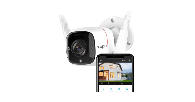 Câmera de segurança TP-Link Tapo C310 resistente à chuva instalada em área externa residencial