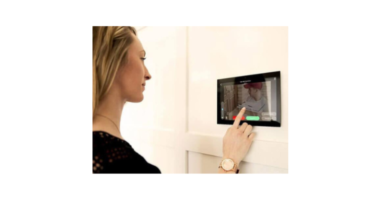 Video porteiro inteligente Wi-Fi instalado em casa moderna com monitoramento pelo celular e câmera de segurança na entrada