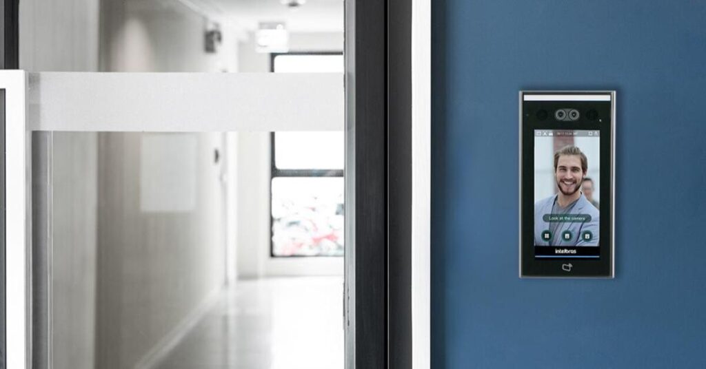 Vídeo porteiro inteligente Intelbras Allo W5 instalado em residência moderna, com câmera na entrada e controle de acesso pelo celular em sistema de segurança residencial