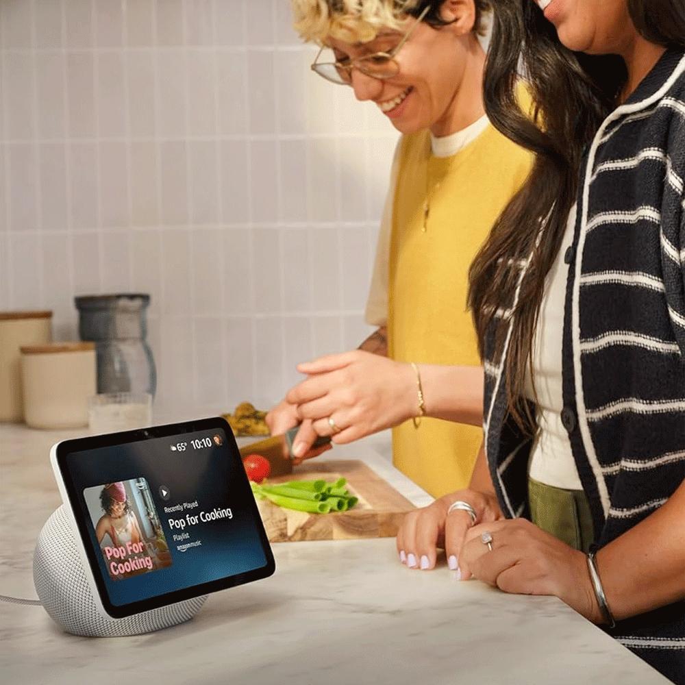 Echo Show 8 da Amazon em ambiente moderno de casa inteligente com Alexa integrada