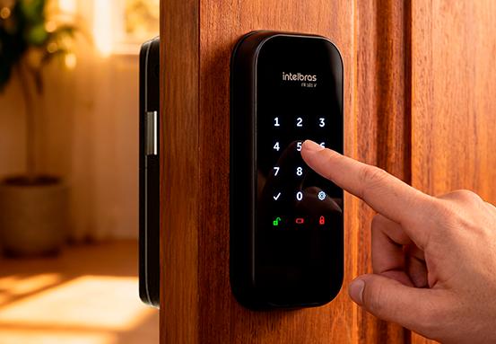 Fechadura digital Intelbras FR 101 para segurança residencial