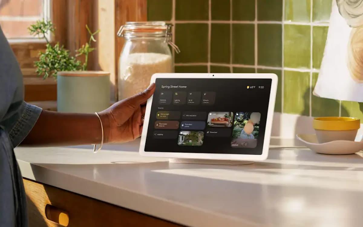 Google Nest Hub controlando dispositivos de casa inteligente e automação residencial