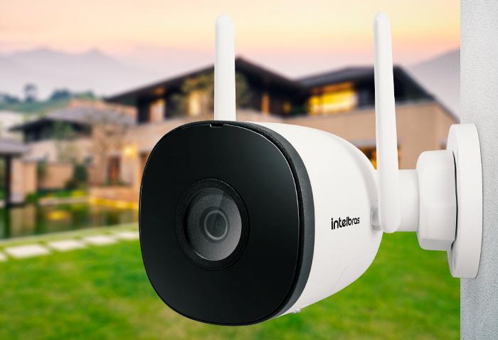 Câmera Intelbras IM5 instalada em residência para monitoramento Wi-Fi de segurança residencial inteligente