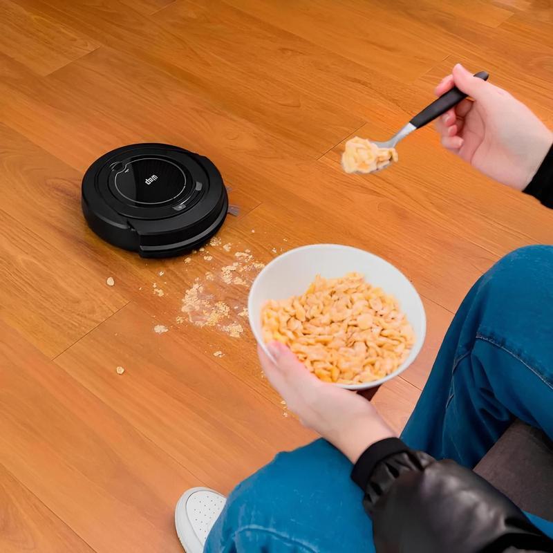 Robô aspirador WAP W90 realizando limpeza automática em ambiente residencial moderno