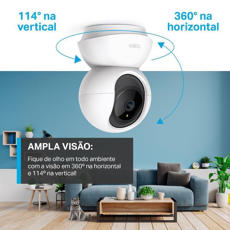 Câmera Wi-Fi TP-Link Tapo C200 instalada em sala residencial monitorando ambiente interno de casa inteligente