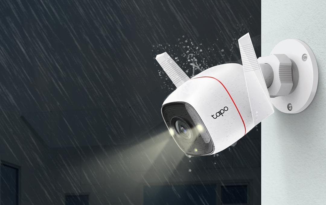 Câmera Tapo C310 externa Wi-Fi Full HD instalada em área externa residencial